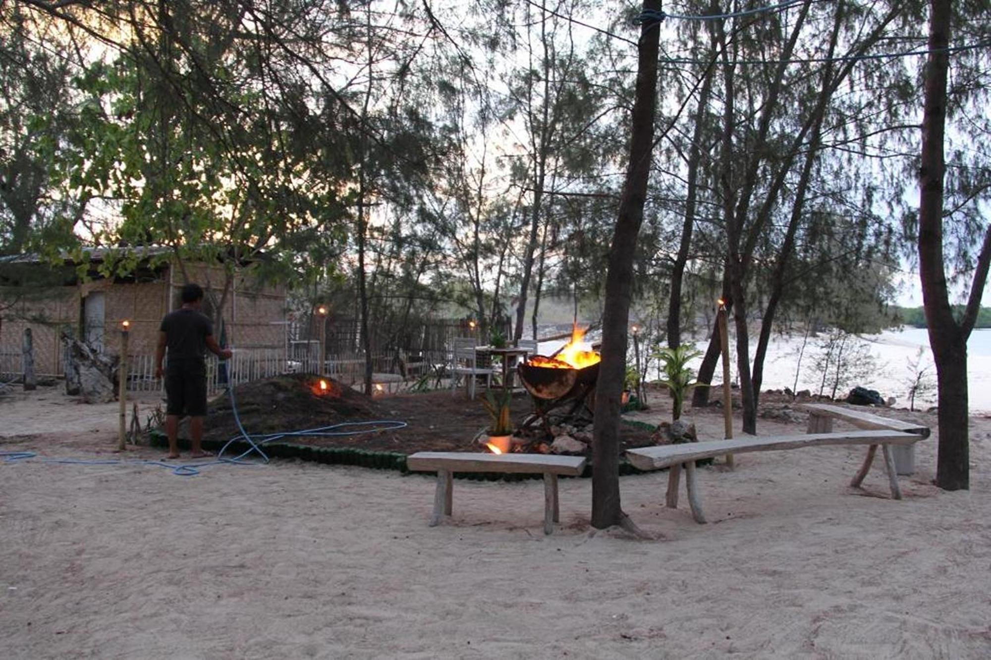 Cemara Beachfront Suite Mondu Exterior photo