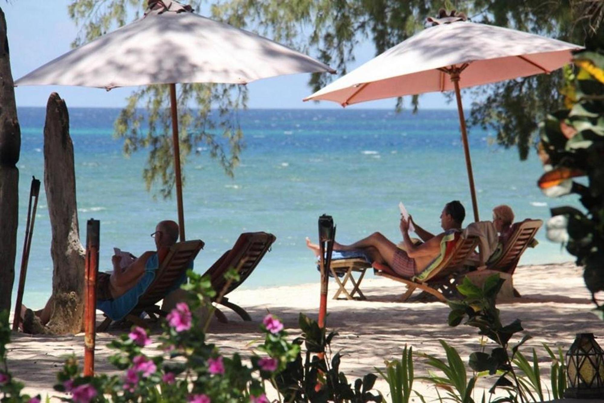 Cemara Beachfront Suite Mondu Exterior photo