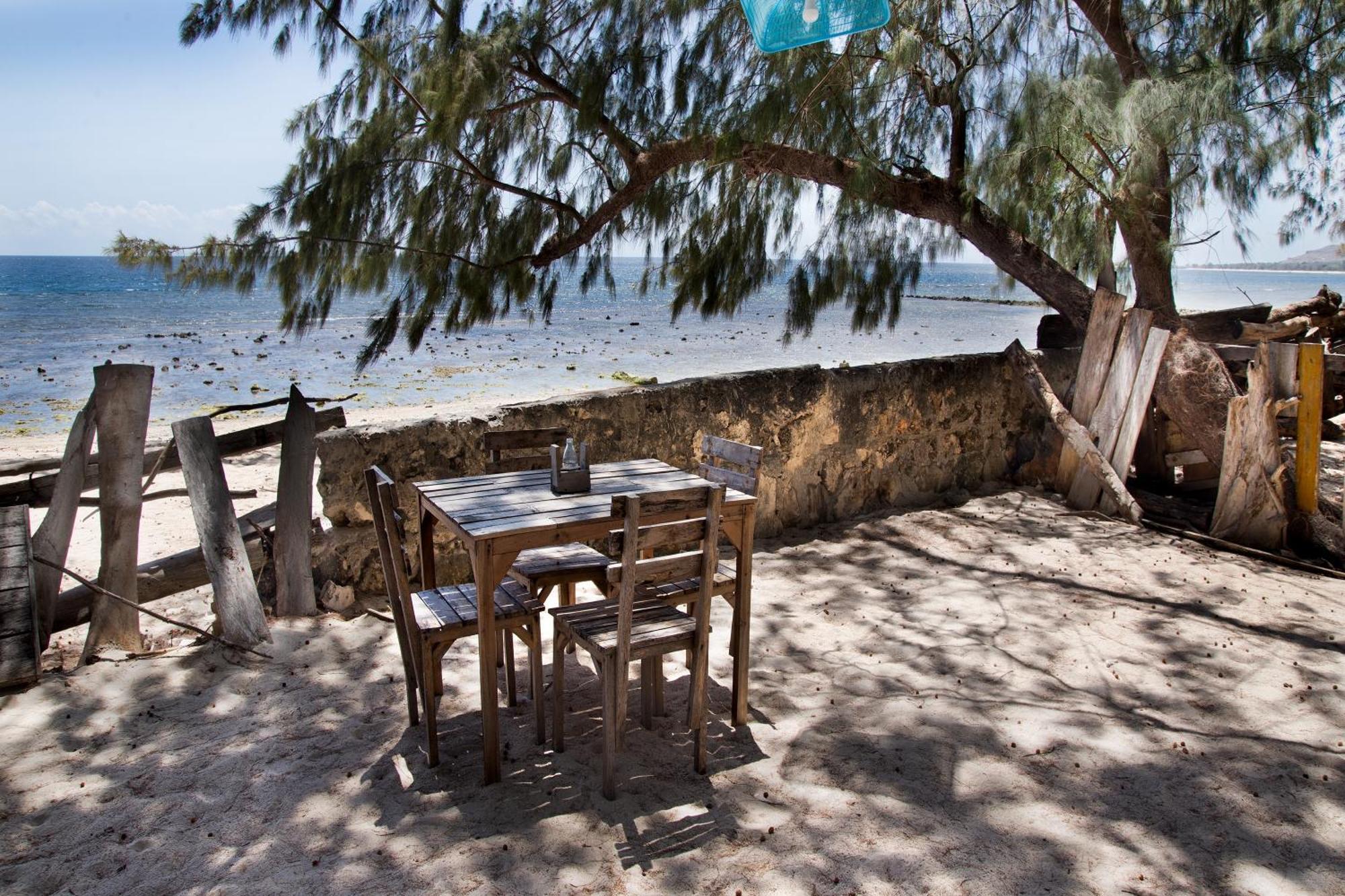 Cemara Beachfront Suite Mondu Exterior photo