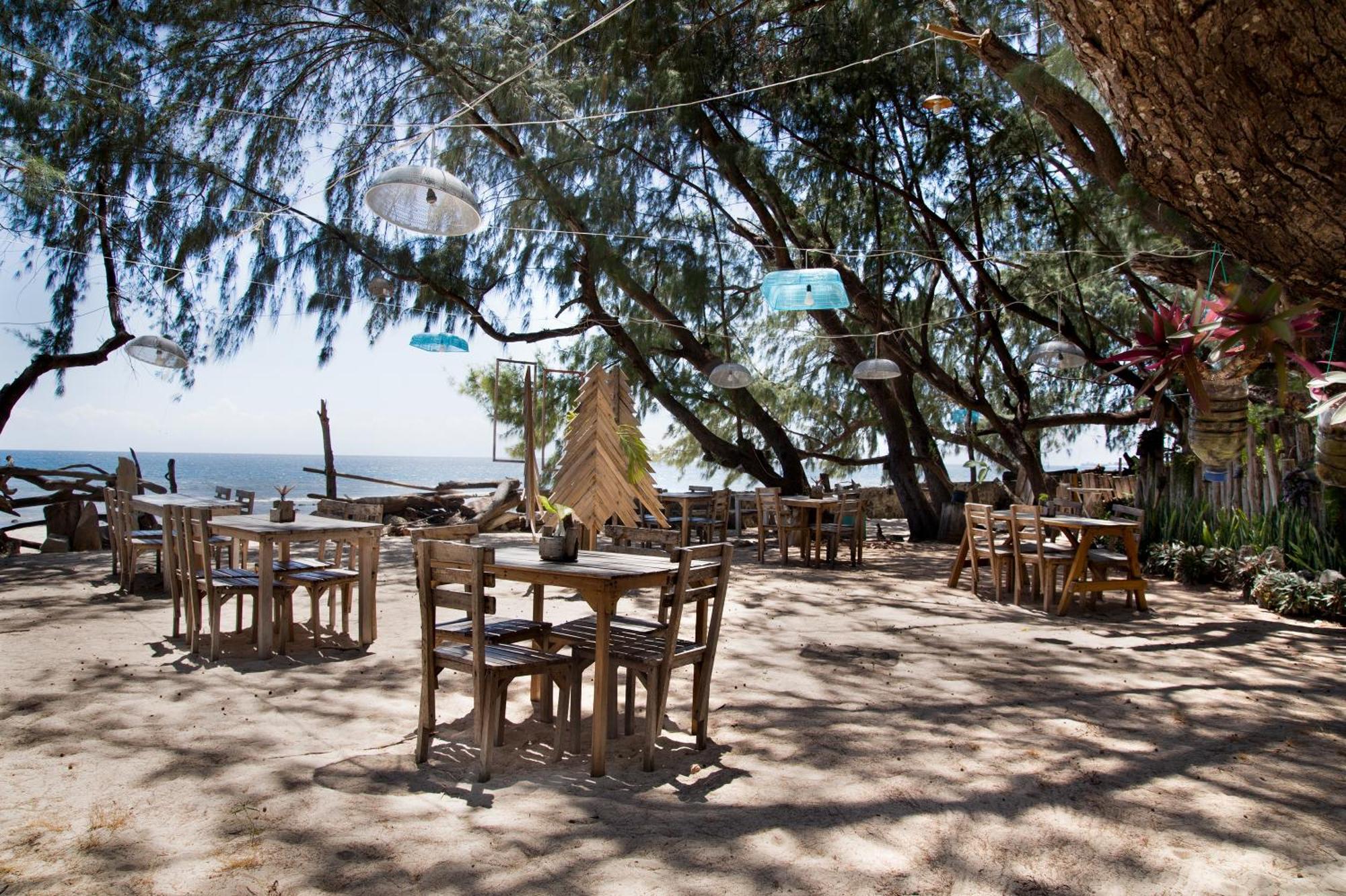 Cemara Beachfront Suite Mondu Exterior photo
