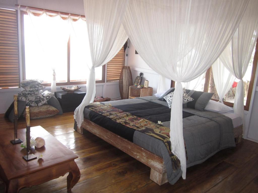 Cemara Beachfront Suite Mondu Room photo